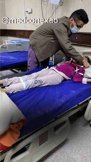 O sinal de Brudzinski é um importante teste clínico utilizado na avaliação de pacientes suspeitos de meningite 🩺, uma inflamação das meninges, as membranas que envolvem o cérebro e a medula espinhal. Esse sinal é um dos sinais meníngeos clássicos, juntamente com o sinal de Kernig. O sinal de Brudzinski é realizado da seguinte maneira: o paciente está deitado em uma posição supina, e o examinador flexiona o pescoço do paciente gentilmente em direção ao peito. Um resultado positivo é observado qu