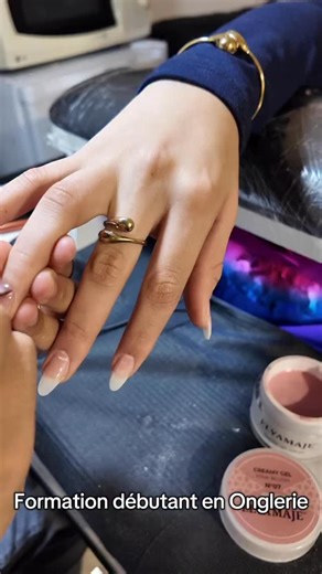 Programme de la formation by TitoumBeauty Jour 1 : • Théorie et présentation du matériel.gg • Manucure russe : techniques de soin des ongles. • Gainage et renforcement de l’ongle naturel. • Application du vernis semi-permanent (VSP) sur ongle naturel. Jour 2 : • Techniques de pose de gel sans image. • Application de la French manucure. • Vernis semi-permanent sur capsules en gel. • Décoration des ongles avec des strass. • Apprentissage de la manipulation des pinceaux. • Techniques avancées : man