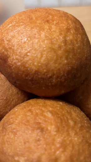 The perfect vetkoek aka magwinya , this recipe belongs to @Kenneth Tebogo Middleton , its so easy to make, light and fluffy #magwinya #vetkoek #fyp #faaizaeatsandlifts