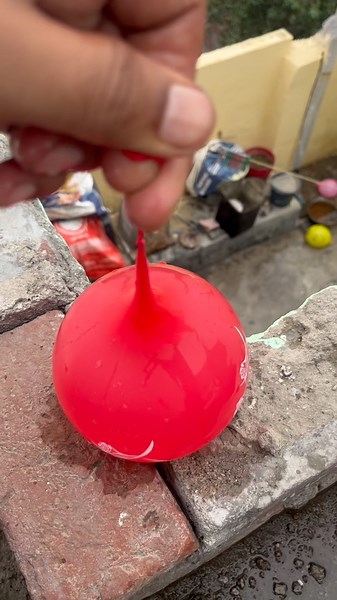 Experiment: Will a water balloon explode when it rolls down from a tall building?💥🎈#satisfying