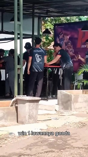 ape ni woi, kalah sama lawan ketiga yg pernah bikin cidera di event jrp vol 1 tahun kemaren, yg terakhir lawan anomali keras bngt aselii, udh kek bubur ayam gini 😹🗿 #kemang #jakarta #amperagarden #pancokit #pancokitfamilly #endurance #toproll #hook #speed #backpressure #pronation #supination #panco #armwrestling #workout #workoutmotivation #bodybuilder #fyppppppppppppppppppppppp