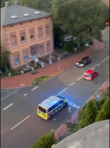 In Velbert hat die Polizei am Mittwoch, 24. Juni 2026, nach einer Verfolgungsfahrt einen 54 Jahre alten Deutschen festgenommen und mehrere Verfahren gegen ihn eingeleitet. Im Einsatz war auch ein Polizeihubschrauber. Das war nach aktuellen Erkenntnissen passiert: Gegen 21:30 Uhr alarmierten aufmerksame Zeugen den Notruf, weil sie an der Bonsfelder Straße in Velbert einen Streit zwischen zwei Insassen eines Citroen C1 mit einem anderen Autofahrer beobachtet hatten. Hierbei soll einer der Männer a