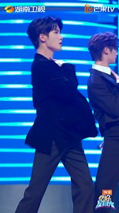 #TanJianci Card Control and Leg Swings to the hottest Douyin beats! He's rocking a black suit paired with a crisp white shirt, exuding an all-out, powerful aura and smoothly switching between two utterly captivating vibes! Tune in to MangoTV every Saturday at 20:10 (GMT 8) for #HelloSaturday ➡ https://d.mgtv.com/zb-MFe #檀健次 发牌摇和扫腿舞直拍火热来袭！身穿黑西装与白衬衫，气场全开，丝滑切换两种致命气场！ 更多精彩锁定芒果TV每周六晚20:10 #你好星期六 ！ | Mangotv Celebrity