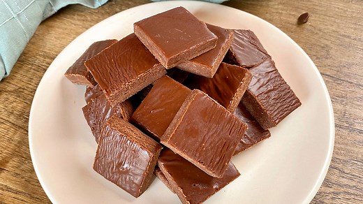 The Easiest Chocolate Fudge (Only 4 Ingredients and a Microwave!)