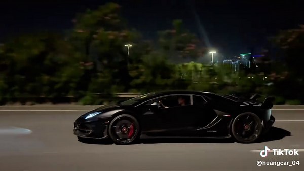 在夜晚像幽灵一样，这也许就是黑武士的魅力#兰博基尼svj #supercar #luxurycars #carlover #huangcar_04 #foryou