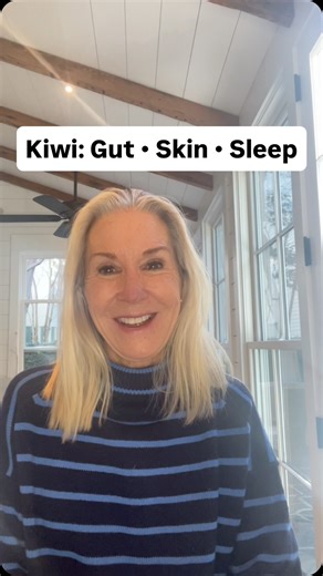 Most people think kiwi is just a garnish. It’s not. Kiwi is one of the best-studied fruits for: • Gentle gut regularity (human trials, not hype) • Skin health thanks to sky-high vitamin C → collagen support • Better sleep quality through serotonin-supportive compounds No harsh laxatives. No expensive supplements. Just real food doing real work. My personal goal? Two kiwis a day. Try it—and let your gut, skin, and sleep tell you the rest. 🥝 👉 Save this 👉 Share with someone who struggles with d