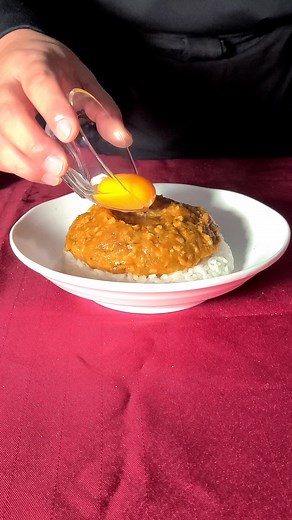 "いつもと違うカレー" というリクエストに応えました！ 塩をまぶして加熱した野菜をミキサーにかけることで、水分が出ますのでお水を使わなくても...