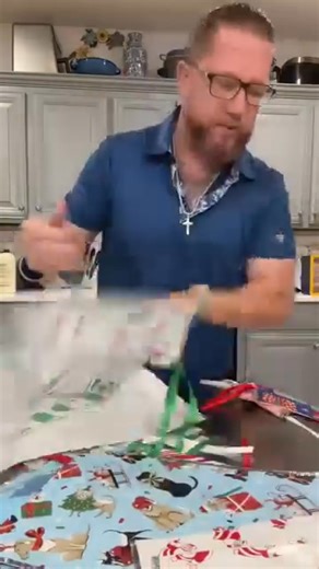 Unleash your holiday creativity! 🎨✂️ These DIY drawstring pouches let you design custom gift wraps for small presents, treats, and stocking stuffers. Perfect for crafty hands and festive hearts! 🧵🎁 Eco-friendly and totally reusable, they’re a fun way to gift sustainably. Make each present uniquely yours—wrap, drawstring, and delight! ❤️🌟 #DIYGifts #CraftyHolidays #SustainableChristmas | Distceinthe