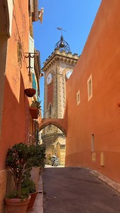 Bienvenue à Aubagne, charmante commune des Bouches-du-Rhône. Terre natale de Marcel Pagnol, ici chaque pierre semble murmurer ses histoires d’enfance, de collines et de Provence éternelle. Flâner dans les ruelles de la vieille ville, c’est voyager entre façades colorées, places animées et souvenirs d’un autre temps. Au-dessus de tout, le Garlaban veille sur la ville, massif emblématique et source d’inspiration chère au cœur de Marcel Pagnol. #bouchesdurhone #aubagne #provence #paca #marcelpagnol