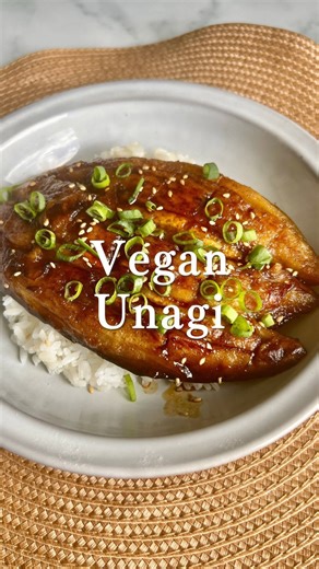 vegan.tips.channel on Instagram: "💟”GET NEW VEGAN COOKBOOK - Over 200+ Delicious Vegan Recipes Including 30-day Meal Plans” =>> LINK IN BIO 🔗 @vegan.tips.channel — 【Vegan Eggplant “Unagi” Bowl By @japan_plantbased_sisters ▼Recipe (2 servings) ・1 eggplant (or 2 small Japanese eggplants) ・2 bowls warm cooked rice ・Flour (as needed) ・2 tbsp oil ・Toasted sesame seeds & green onions (optional) Sauce ・2 tbsp soy sauce ・2 tbsp mirin 1 tbsp sugar 1 tbsp water 1 tsp dashi powder (optional) ▼Instruction