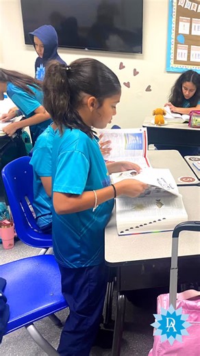 Mrs. Aponte’s fifth graders took part in an exciting Dictionary Contest, putting their quick word-finding skills to the test. The winners were: 🏆 5-1: Dylan Díaz 🏆 5-2: Alejandro Díaz Congratulations to our winners, and great job to all students! 🐬❤️📚✈️🪁🗺️🌍 #doradoacademy #DolphinPride #EnglishWeek | Dorado Academy