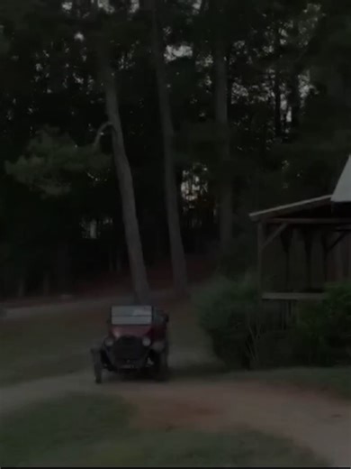 😱🔪 SCARY MOVIE 6 “SINNERS PARODY” FULL SCENE (2026) Reel & A Beer Short Breakdown 🎬🍺 Scary Movie 6 goes full send with the “Sinners Parody” scene — a pitch-perfect roast of Ryan Coogler’s Sinners (2025) that turns the vampire-horror epic into absolute chaos. The sequence opens with the classic Scary Movie group (new cast led by a returning Anna Faris cameo as Cindy) stumbling into a smoky, blues-filled juke joint in the Deep South. The “vampires” are played as over-the-top, glittery, Twiligh