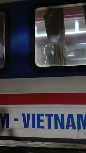 Ram tàu SE2 được kéo vào ga để đón khách #viralvideo #train #fyp