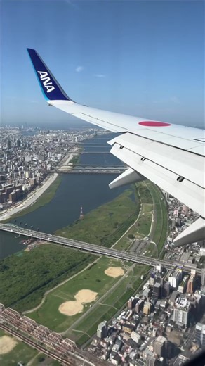 伊丹空港への飛行機着陸シーン