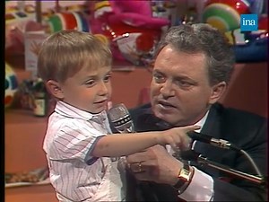 5.4M views · 100K reactions | TROP MIGNON 殺️ Comment ne pas craquer pour le petit Pierre quand il énumère les nombreux membres de sa famille venus le voir sur scène, ou quand il explique qu'il veut faire le même métier que «Monsieur Zibo», un métier bien original pour un enfant de 4 ans...  | INA | Facebook