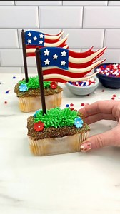 🇺🇸4th July cakes 🇺🇸 I created these cakes for Wilton Cake Decorating using candy melts, an icing comb 🪮and chocolate pocky sticks #cakedbyrach #cakeart #cakedecorating #4thofJuly #wiltoncakes #cakedesign #flags | Caked By Rach