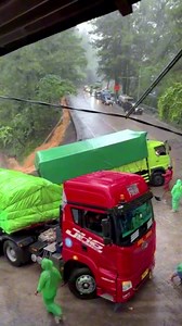 1.3M views · 12K reactions | Cuaca buruk air melimpah ke jalan truk siba surya terjebak di sitinjau lauik | Sitinjau Lauik Channel | Facebook