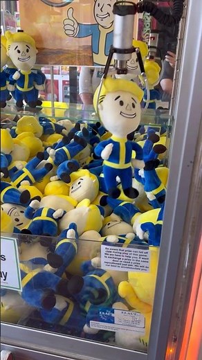 I PLAYED THE FALLOUT CLAW MACHINE AT THE BOARDWALK!!