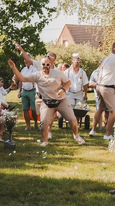 260K views · 15K reactions | On a commencé à bosser sur les images des renouvellements de voeux de Laura & Manu ! Alors on était obligés de vous partager l’entrée fracassantes de leurs proches pour la cérémonie laïque  C’est vrai qu’avant un shot d’amour, on prendrait bien un petit rafraichissement non ?! La suite arrive bientôt @laura.bogart 殺 #cérémonielaïque #groomandbrideteam #mariages2025 | La Pépite Studio | Facebook