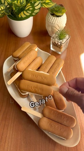Gelati con biscotto PLASMON su stecco. Ingredienti: •250 gr di panna da montare•40 biscotti Plasmon•150 gr di latte condensato • vaniglia q.b.•150 gr di gocce di cioccolato. Il procedimento è semplice e si vede benissimo nel video.Sono perfetti per la merenda estiva per i vostri bambini, provateli e fatemi sapere se saranno felici loro… e anche voi!!!😂. ...#gelatini #gelato #gelati #plasmon #gelatoplasmon #gelato🍦 #gelatolovers #gelatoartigianale #biscotto #biscottogelato #ricettagelato #ricet