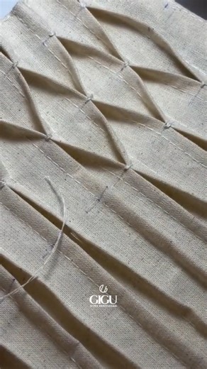 🤍 Tehnica care schimbă complet materialul. Detaliu mic, efect wow. Salvează și încearcă! ✂️ Țesături potrivite pentru astfel de lucrări găsești pe: 👉 www.evelintextile.ro 🎥 Credit video: @gigu_modaakademiyasi #fabricmanipulation #texturedetail #evelintextile #smocking #couturetouch | Evelin Textile