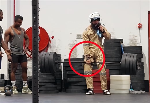 阿纳托利：这东西还用两只手举吗？