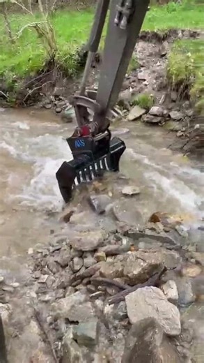 We built this bucket in our shop — now it’s grabbing river stone