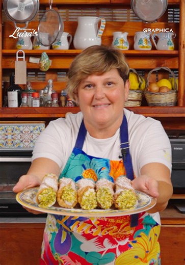 I Cannoli Siciliani - Le Ricette di Luisa Ingredienti: 500 gr di farina 00 2 cucchiai di zucchero 1 cucchiaio di aceto 150 ml di vino rosso 80 gr di strutto Per il ripieno: 1 kg di ricotta 200 gr di zucchero Cannella q.b. Seguimi anche su Facebook, Instagram e YouTube per non perdere le mie ricette. @Graphica Studio 🎥