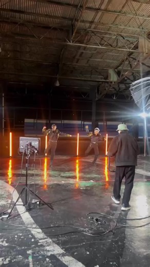 # ツイステダンス部 スカラビアの撮影風景📷 [ジャミル>@えれな ] （※なおこれはOKカットでは無い😌） #twstコスプレ #ツイステコスプレ #ジャミル・バイパー #カリム・アルアジーム #おすすめ