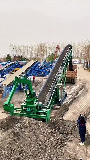 Bulk conveyor,Can replace a conveyor of a forklift,Can transport grain, sawdust, manure, etc.#conveyor #conveyorbelt #conveyorsystems #spiralconveyer #scraperchainconveyor #screwfeeder #scraperchainconveyor #beltconveyor