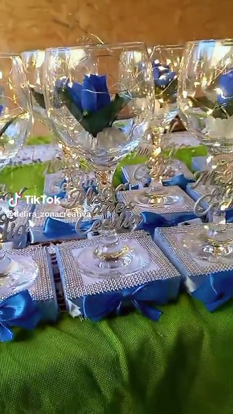 Otra opción de centro de mesa que realizamos con copas, luces y flor de color azul Pedidos 0981793588 #centrodemesa #15años #quince #azul #fiesta