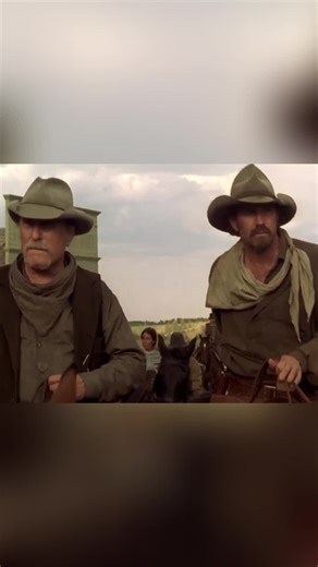 Viaja al Salvaje Oeste_ ¡Cabalga en Harmonville como un vaquero! 🤠🔥 OPEN RANGE (2003) Cuando el ganado es tu vida… la libertad no se negocia. ⚡ 🐎 Hombres libres en tierras abiertas 🔫 Un pueblo dominado por el miedo 💀 Y un conflicto que solo puede resolverse de una manera Robert Duvall demuestra por qué es una leyenda del cine, junto a un duelo final que ya es historia del western moderno. Aquí no hay discursos largos. Solo polvo… miradas… y disparos que retumban. 🎬🔥 #OpenRange #RobertDuva