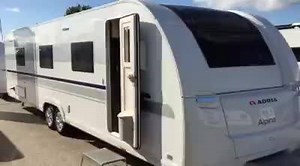 Er der plads nok i den spritnye Adria Alpina 903 HT? (Den mindste Adria er 361) | Anne-Vibeke Rejser