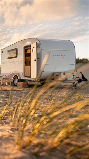 Beach vibes on wheels | Das ist der Beachy 420. 🤩 Würdet ihr mit der Familie im Beachy verreisen? Der Beachy bietet bequem Platz für bis zu drei Personen oder... | Instagram