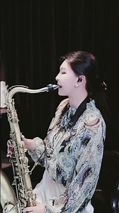 她的萨克斯声太迷人 温柔与力量在音符中交织 #萨克斯表演 #美女演奏 #爵士萨克斯 #音乐现场 #灵魂演奏