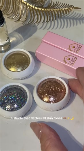 Rose Gold ✨🫶🏽 our universally flattering shade 🫶🏽✨💫🌙 #ukglittermakeup #rosegoldglitter #houseofglitter | House of Glitter