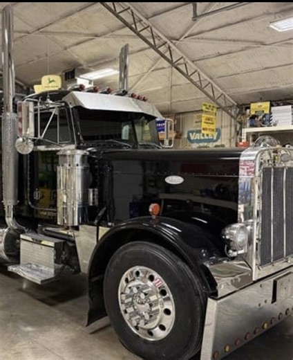 1995 Peterbilt 379EXHD: Classic Truck in Excellent Condition