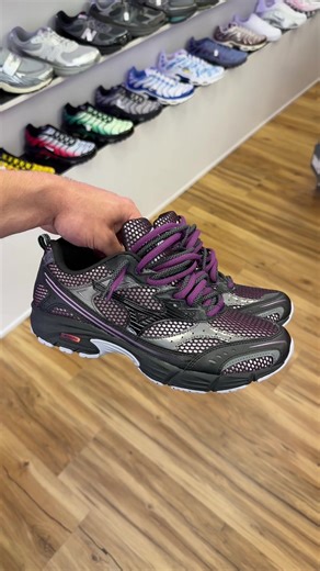 Mizuno MXR Black Valerian: Style & Double Laces