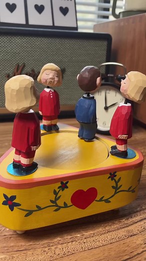 216K views · 3.6K reactions | Creative & Unexpected Vintage Music Box « Kiss Me » from West Germany 勞懶 | Fubiz | Facebook