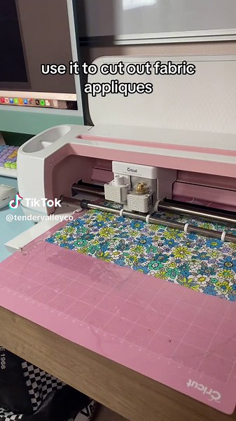 me 🤝🏻 my cricut around christmas time. #cricutprojects #sewingforbeginners #handmadegifts