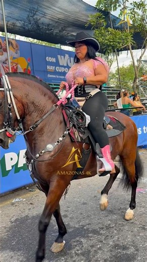🐴 The perfect harmony between a fascinating woman and her majestic horse 🇨🇴 #culturas4K