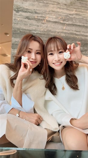 ◌𓈒𓐍𓂃𝕂𝔸𝕊𝔸ℕ𝔼 𓂃❤︎𓈒𓏸 on Instagram: "＊.˚‧º‧┈ .:*:.｡.❁.｡.:*:.｡ ┈‧º·˚.＊ クリスマス気分たっぷりの “ホワイトベアー アフタヌーンティー” に行ってきたよ🎄🧸✨ ふわふわの白くまデコレーションに囲まれた空間が本当に可愛くて…‼︎暖炉の前🔥でゆったり過ごしながら、ひとつひとつ丁寧に作られたスイーツを味わえて幸せな時間でした🥰🫶🤍🤍🤍 しかも、、、美しい @chii_mi67 ちゃんと隣同士のカップルシートみたいな並び席だったから、なんだかドキドキしちゃった🫣💓だってさ、色気が溢れ出てるのよ（笑） よくぞ鼻血👃💥出さずに耐えた！私っ🤣✊ww 甘いもの続きでアフヌン終わってからpizza🍕食べに行った私達🐽🍽️食欲の秋を満喫しました🍂 美味しいスイーツに素敵な空間、ちーちゃんを独り占め出来たご褒美👯‍♀️✨最高のクリスマス気分でした☕️🍰💕 また年明け楽しみにしてるー💋😙🫰 tops @pois_jp bottom @zara shoes @dianashoespres