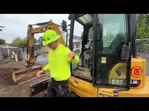 Cascadia tech excavator hand signal
