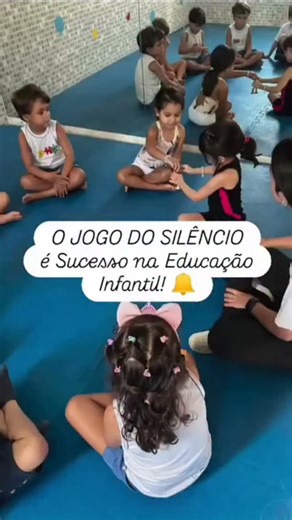 Nesta dinâmica, as crianças passam o sino umas para as outras sem deixar fazer barulho! 🔕 Essa atividade simples e envolvente trabalha: ✅ Habilidades desenvolvidas: 🔹 Paciência e autocontrole 🧘‍♂️ 🔹 Concentração e atenção plena 🎯 🔹 Coordenação motora fina ✋ 🔹 Trabalho em equipe e cooperação 🤝 📚 Quer ter acesso a 400 planos diários editáveis no Word para enriquecer suas aulas? 💬 C0mente “EU QUER0” e te envio o link para você escolher e baixar no seu direct! 🥰 . . . . . . . . . . . . . 
