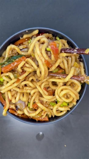 Ma che dici facciamo gli udon ? 🍜 INGREDIENTI: 2 confezioni Udon freschi (se hai bisogno del link, scrivimi) 1 carota 2 zucchine verdi 1 radicchio tardivo Salsa di soia Zenzero, peperoncino e porro Salsa buona: olio di semi due cucchiai di semi di sesamo 5 pomodorini tagliati parte verde del porro Salta le verdure con salsa di soia, porro, peperoncino e zenzero, basteranno pochi minuti perché devono restare croccanti. Riscalda l’olio di semi ed aggiungilo, bollente, ai pomodorini tagliati assie