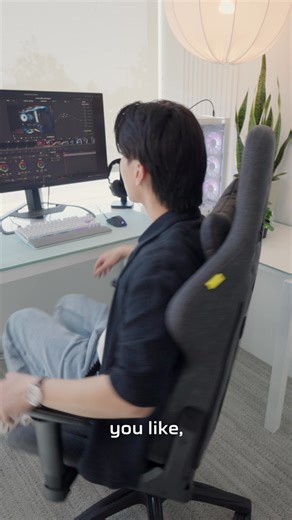 Recline into comfort whether playing or working with the CORSAIR TC100 RELAXED Gaming Chair, featuring a racing-inspired design with a wider seat surface. | CORSAIR