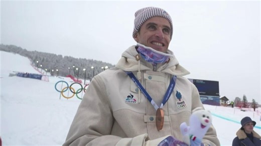 VIDEO. Ski alpinisme (H) : le grand sourire de Thibault Anselmet, en bronze sur le podium - Jeux Olympiques d'hiver