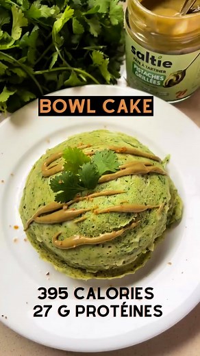 🥗 Bowl Cake Salé Épinards & Mozzarella, la recette de la flemme idéale quand tu n’as pas envie de te mettre au fourneau le dimanche soir 🤣 Ingrédients (1 portion) . 40 g de flocons d’avoine mixés (j’utilise la farine d’avoine so tasty @fitnessboutiquefrance -10% code PAULINE10) . 1 œuf . 100 g de fromage blanc . petite pincée de sel & de poivre . ½ c. à c. de levure chimique . 25 g de mozzarella râpée (≈ 1 belle poignée) . 2 c. à s. d’épinards surgelés cuits (≈ 40 g) Tu peux mettre du jambon,