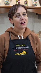 CIAMBELLA CON PRUGNE SECCHE PINOLI E CANNELLA. Se cerchi un dolce che sappia di casa, di pomeriggi caldi e di profumi avvolgenti, questa ciambella è la risposta perfetta. È un dessert rustico ma raffinato, capace di trasformare ingredienti semplici in un’esplosione di sapori.🥰 📌Ingredienti👩‍🍳 • 400 gr di farina 0 • 100 gr di fecola di patate • 300 gr di zucchero • 150 gr margarina • 100 ml di latte • 2 tazzine di caffè freddo • 1 bicchierino di liquore dolce • 50 gr di pinoli • 50 gr di prug