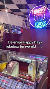 De enige Happy Days-jukebox ter wereld én gesigneerd door de volledige cast. 😍 Komt u hem bewonderen in onze winkel? Big thanks to Terry Lewis for hooking us up! 📍 Ericssonstraat 2, gebouw 6, Rijen (Noord-Brabant) | American Vintage Unlimited